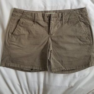Old Navy 5.5 inch inseam petite straight shorts